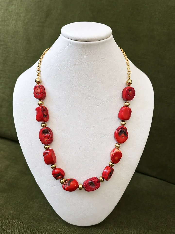 Collar de troncos de coral y acero · fotografía 1