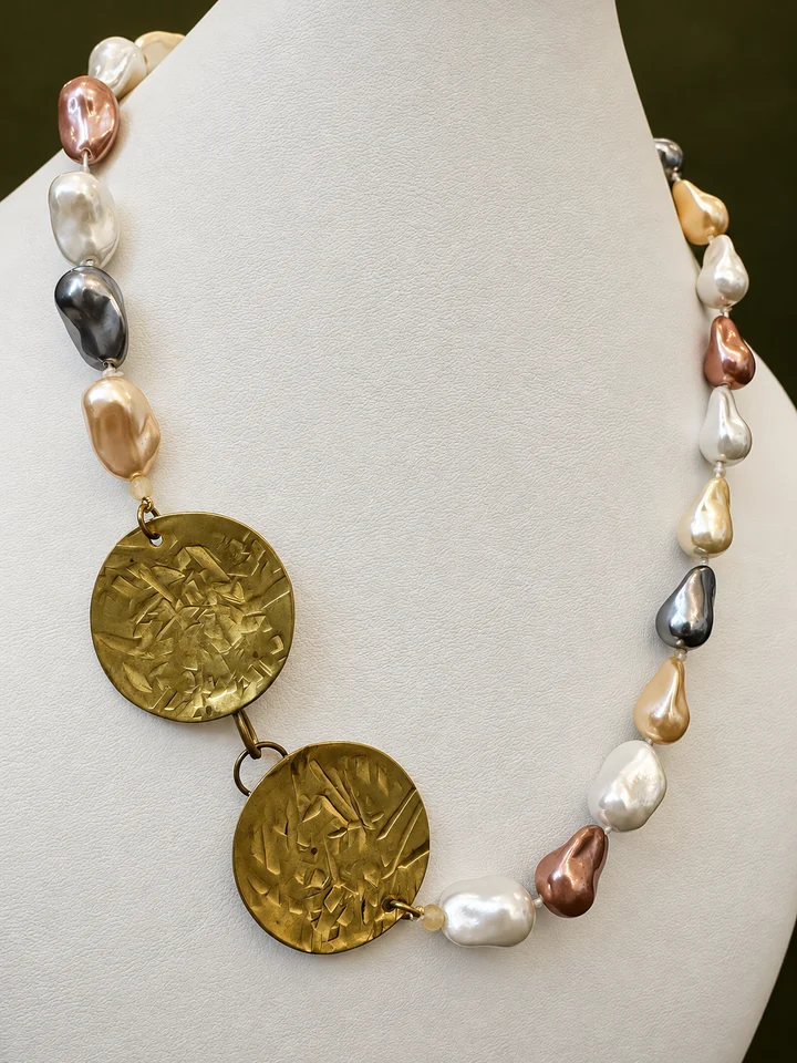 Collar de perlas de cerámica anudado con cierre artesanal de bronce · fotografía 1