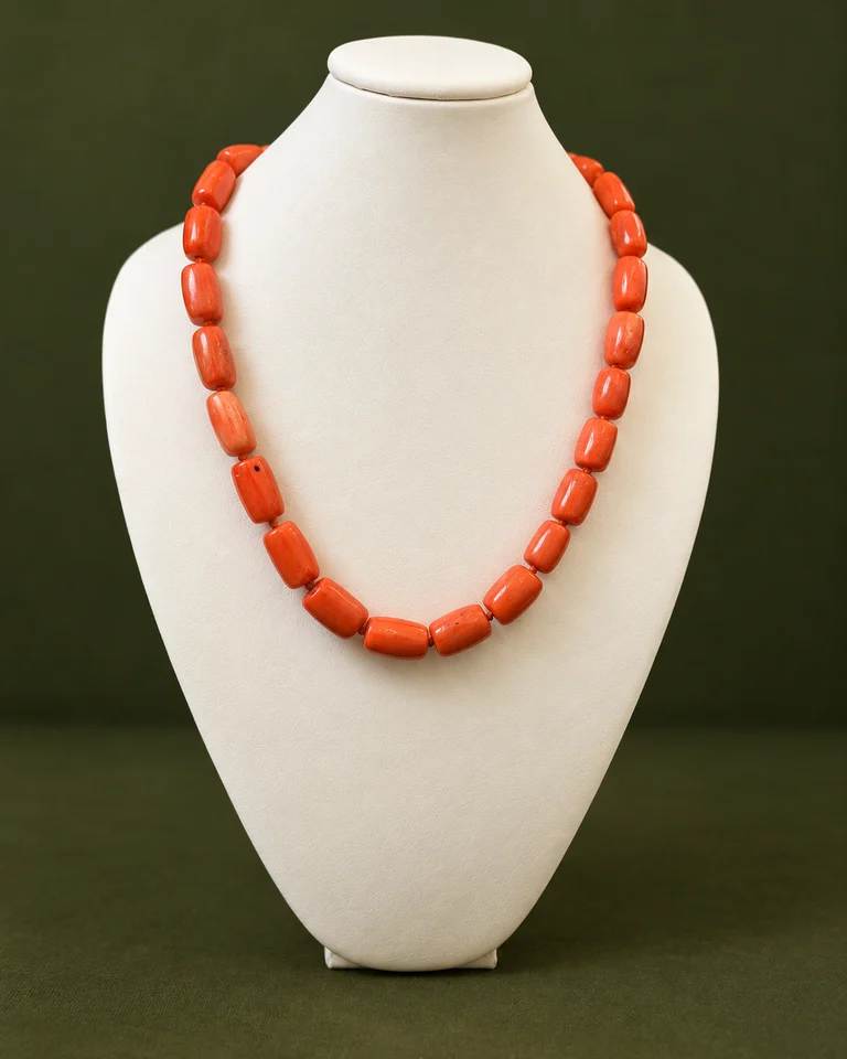 Collar anudado de coral pulido y acero · fotografía 1