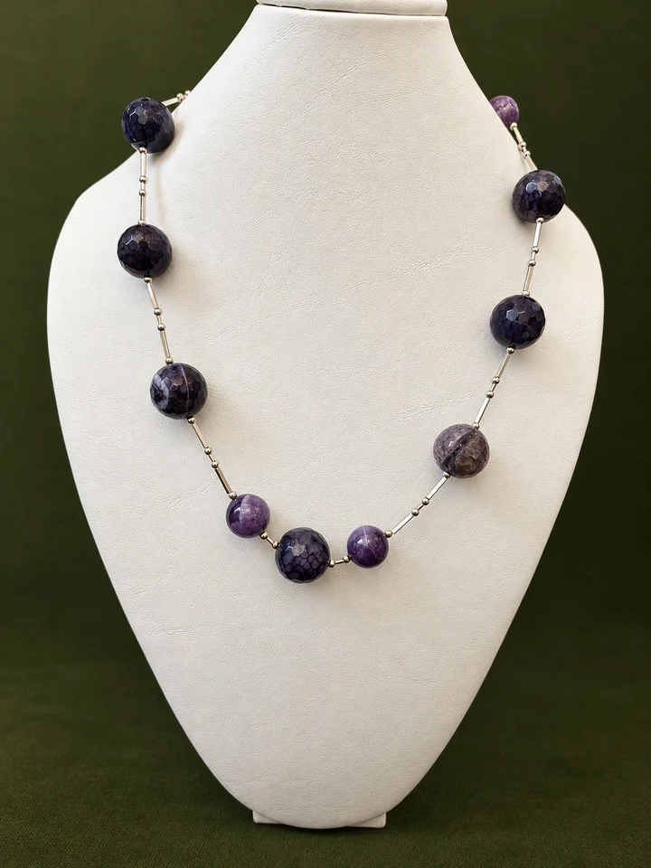 Collar de amatista facetada y plata · fotografía 1