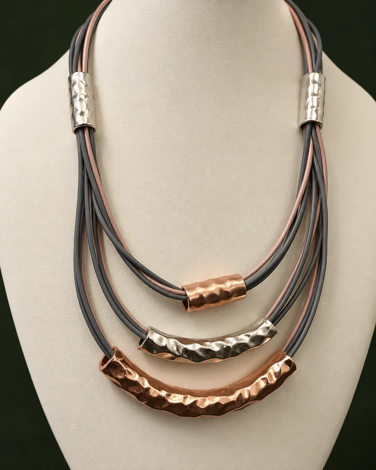 Collar triple cuerina y metal · fotografía 1