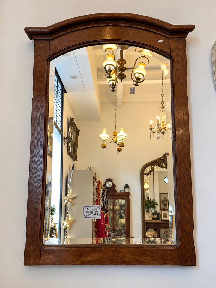 Espejo antiguo de madera con remate arqueado · fotografía 1