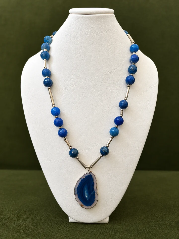 Collar de esferas y geoda de ágata azul y alpaca · fotografía 1