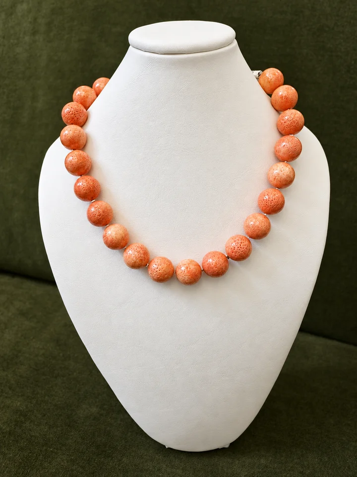 Collar de coral esponja y acero · fotografía 1
