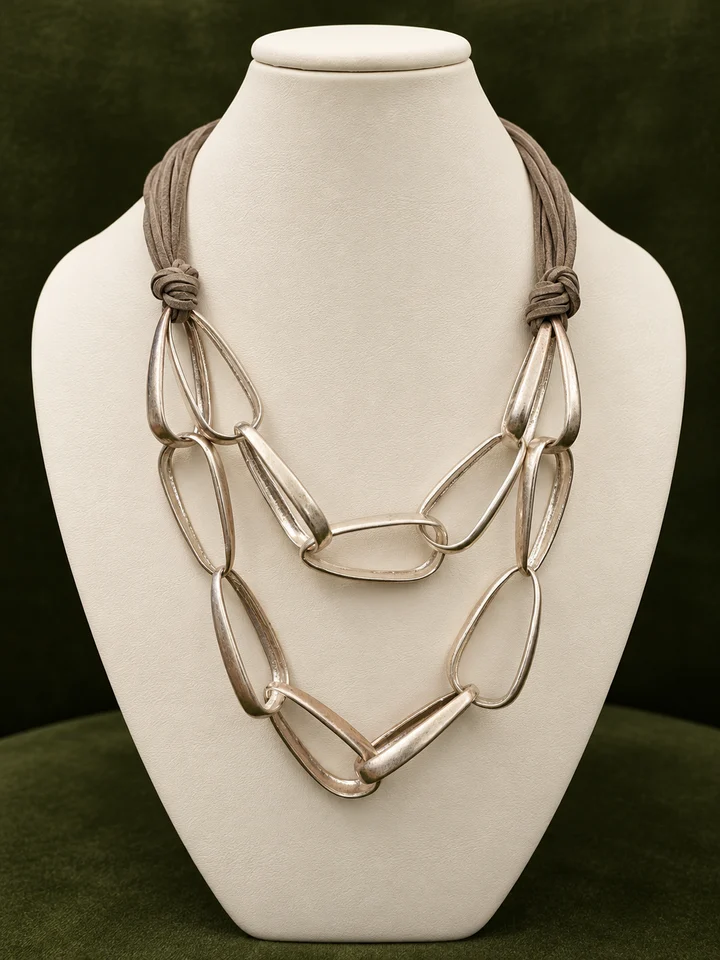 Collar cuerina y cadenas plateado · fotografía 1