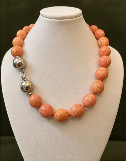Collar en coral esponja anudado con cabujones de alpaca · fotografía 1