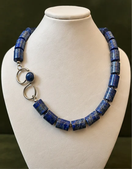 Collar de lapislázuli y alpaca anudado · fotografía 1